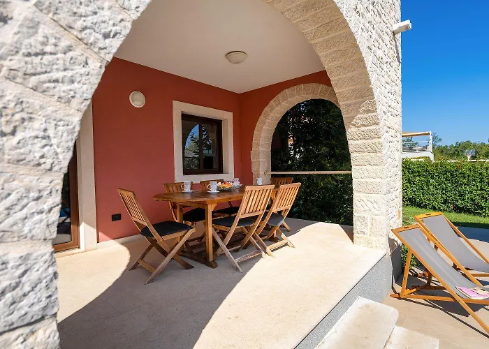 Idyllische Mit Panorama Meerblick, Privatpool, Babybett, Aussendusche, Umgeben Von Oleander Und Oliven * Пореч