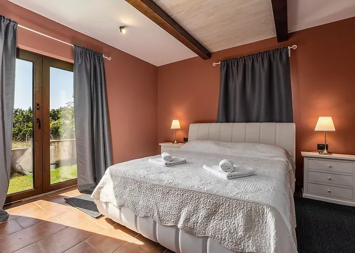 Idyllische Mit Panorama Meerblick, Privatpool, Babybett, Aussendusche, Umgeben Von Oleander Und Oliven Пореч