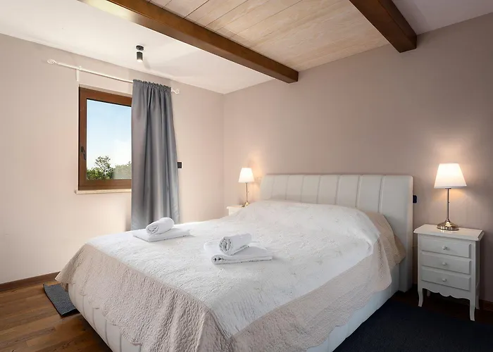 Idyllische Mit Panorama Meerblick, Privatpool, Babybett, Aussendusche, Umgeben Von Oleander Und Oliven Дом отдыха Пореч