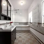 Ferienhaus Idyllische Mit Panorama Meerblick, Privatpool, Babybett, Aussendusche, Umgeben Von Oleander Und Oliven Poreč