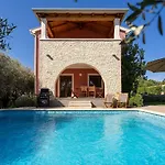 Idyllische Mit Panorama Meerblick, Privatpool, Babybett, Aussendusche, Umgeben Von Oleander Und Oliven Ferienhaus Poreč