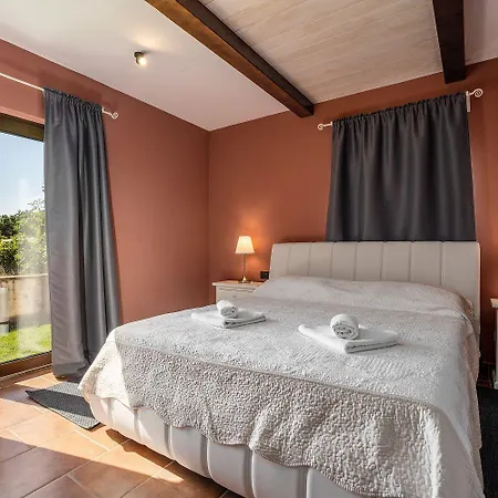 Idyllische Mit Panorama Meerblick, Privatpool, Babybett, Aussendusche, Umgeben Von Oleander Und Oliven 포레치